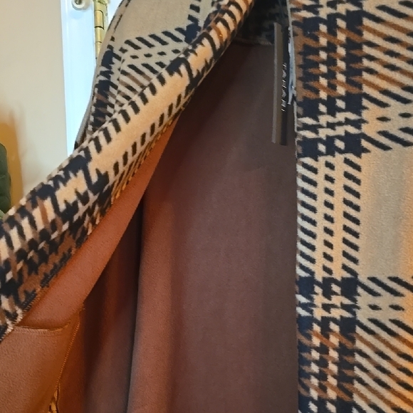 Tahari Women's Plaid Poncho in Tan and Black - Picture 4 of 6